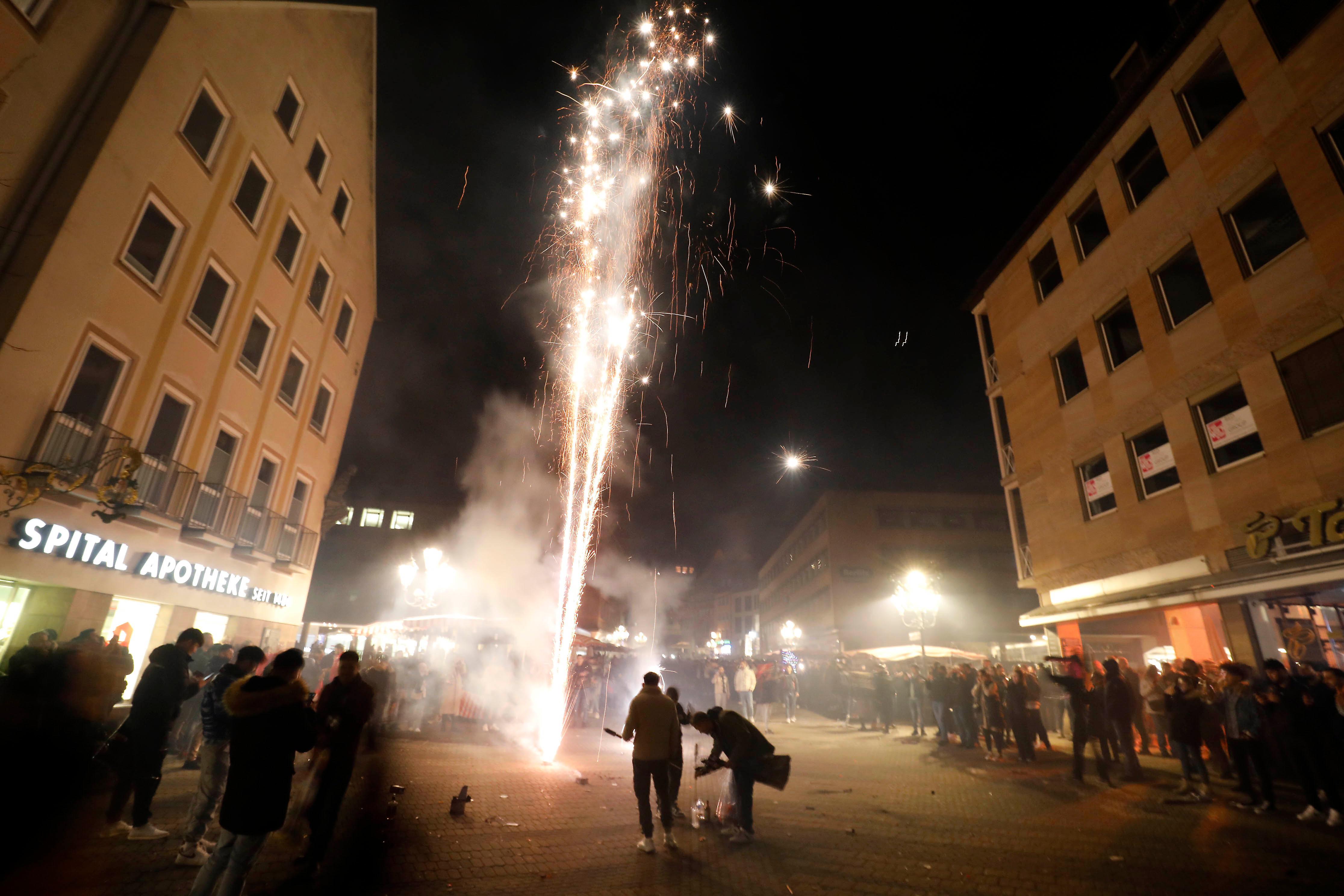 Gegen 1.30 Uhr war der Spuk vorüber; nur noch wenige Nachtschwärmer waren auf den Straßen unterwegs und verbrachten den Rest der Silvesternacht in und vor den Bars und Clubs.