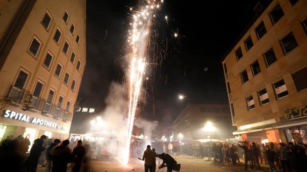 Gegen 1.30 Uhr war der Spuk vorüber; nur noch wenige Nachtschwärmer waren auf den Straßen unterwegs und verbrachten den Rest der Silvesternacht in und vor den Bars und Clubs.