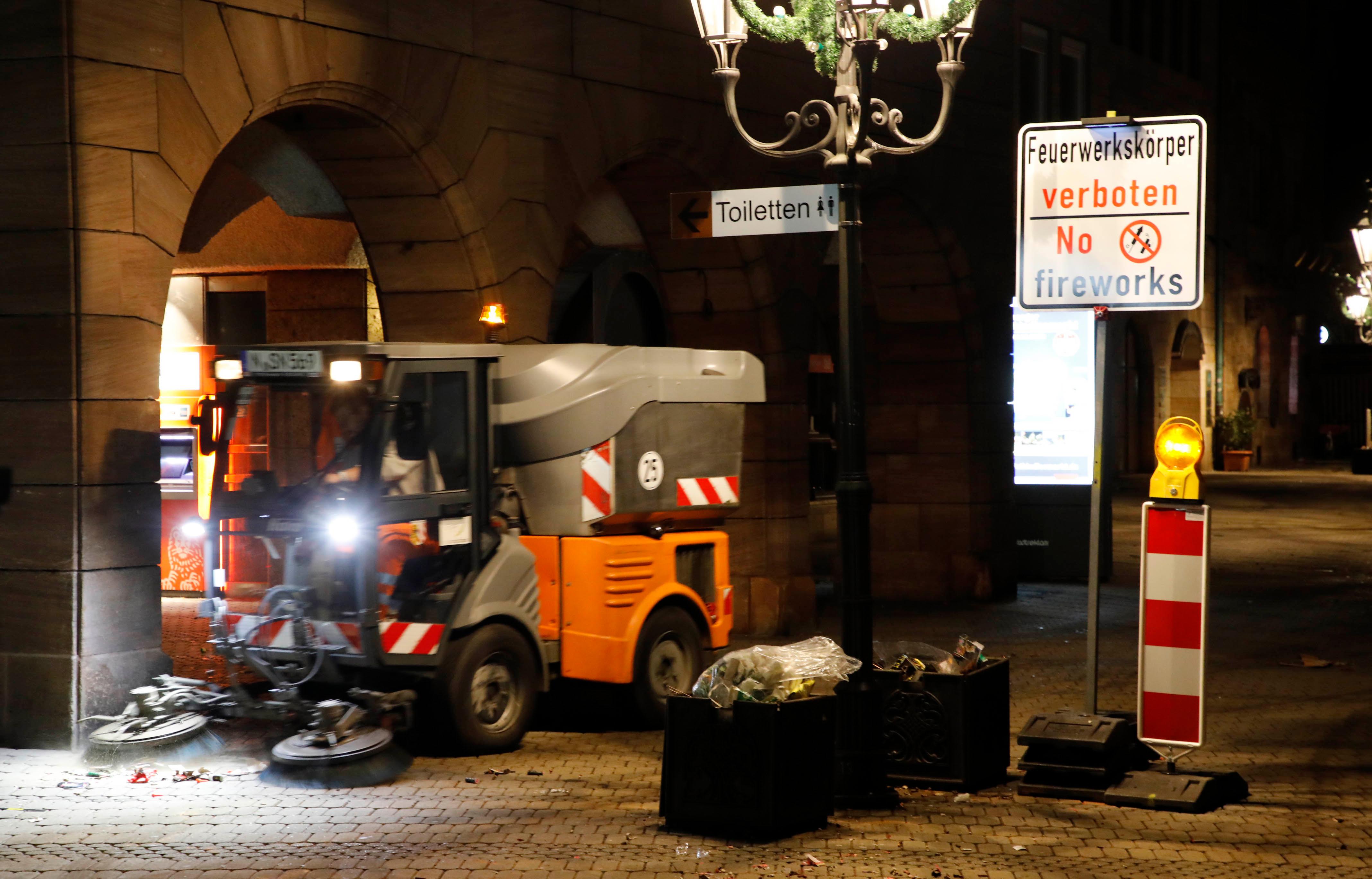 ... machten sich noch in der Nacht Mitarbeiterinnen und Mitarbeiter auf den Weg, um...