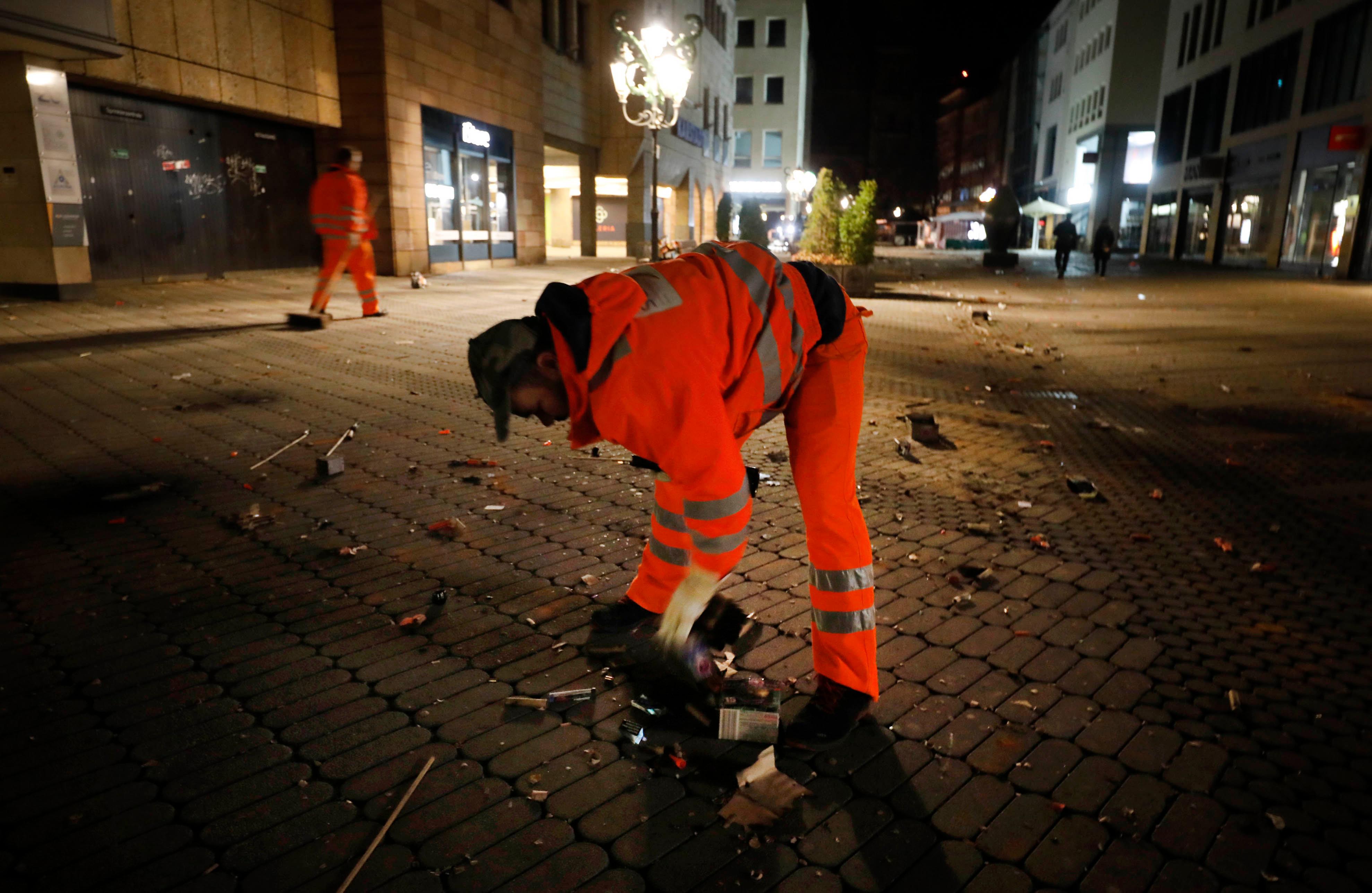 ... per Hand wurden die letzten Reste der Feierlichkeiten beseitigt. So können sich...