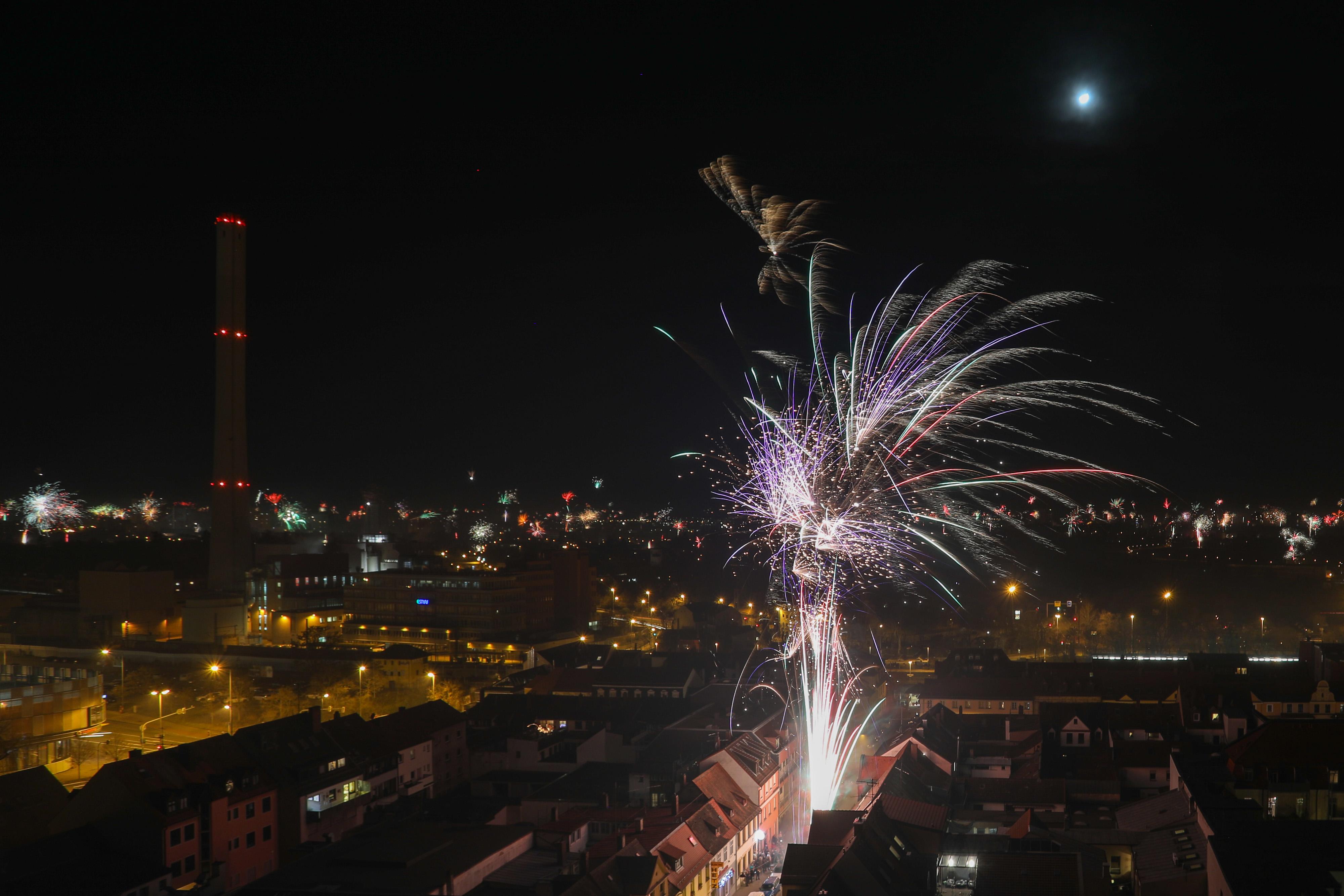 Wir haben das Feuerwerk in der Stadt vom Turm der Neustädter Kirche aufgenommen. 