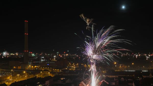 Wir haben das Feuerwerk in der Stadt vom Turm der Neustädter Kirche aufgenommen.