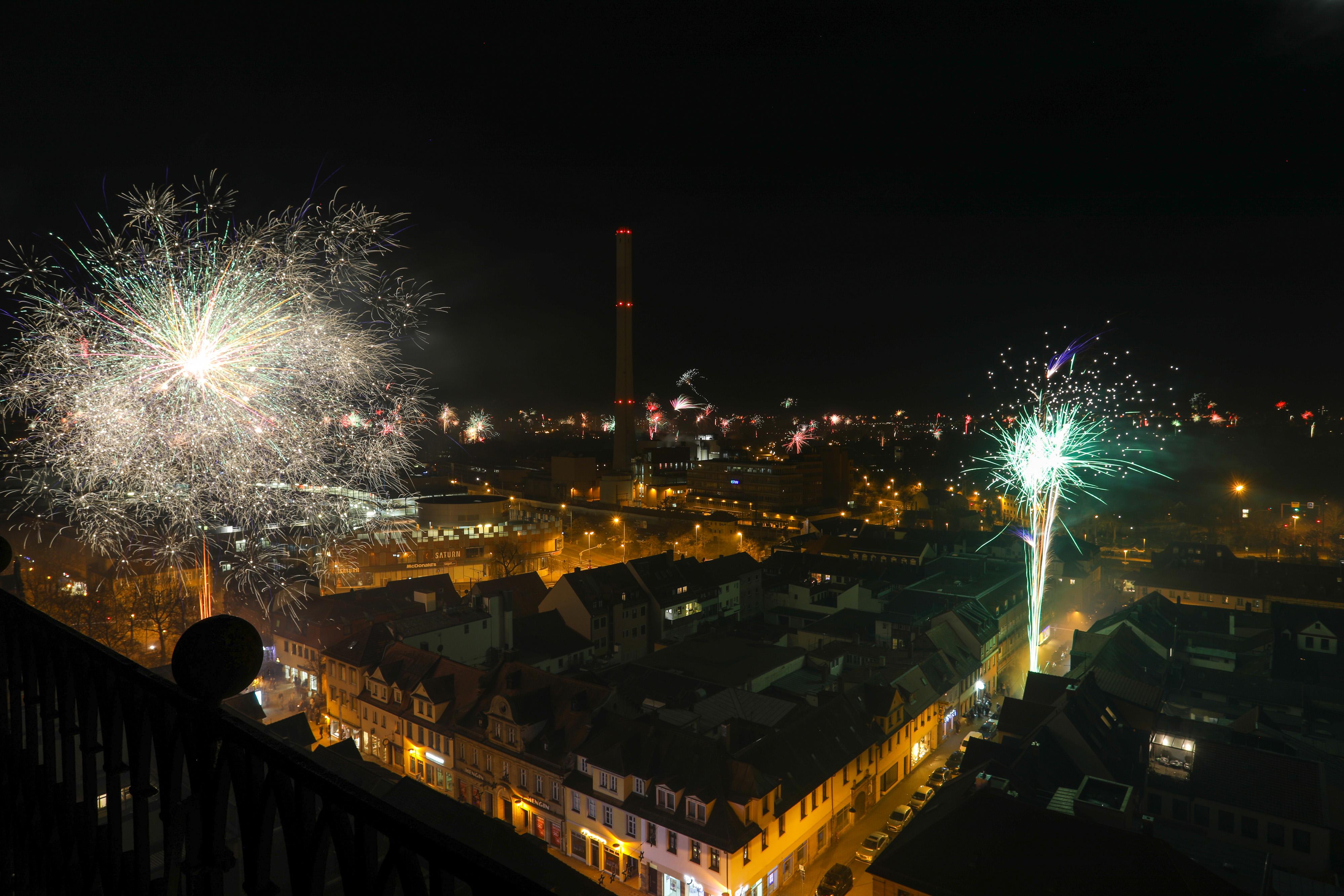 Zeitgleich schossen unzählige Raketen und Böller in den Himmel. 