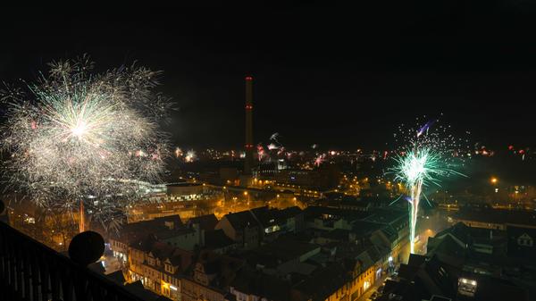 Zeitgleich schossen unzählige Raketen und Böller in den Himmel.