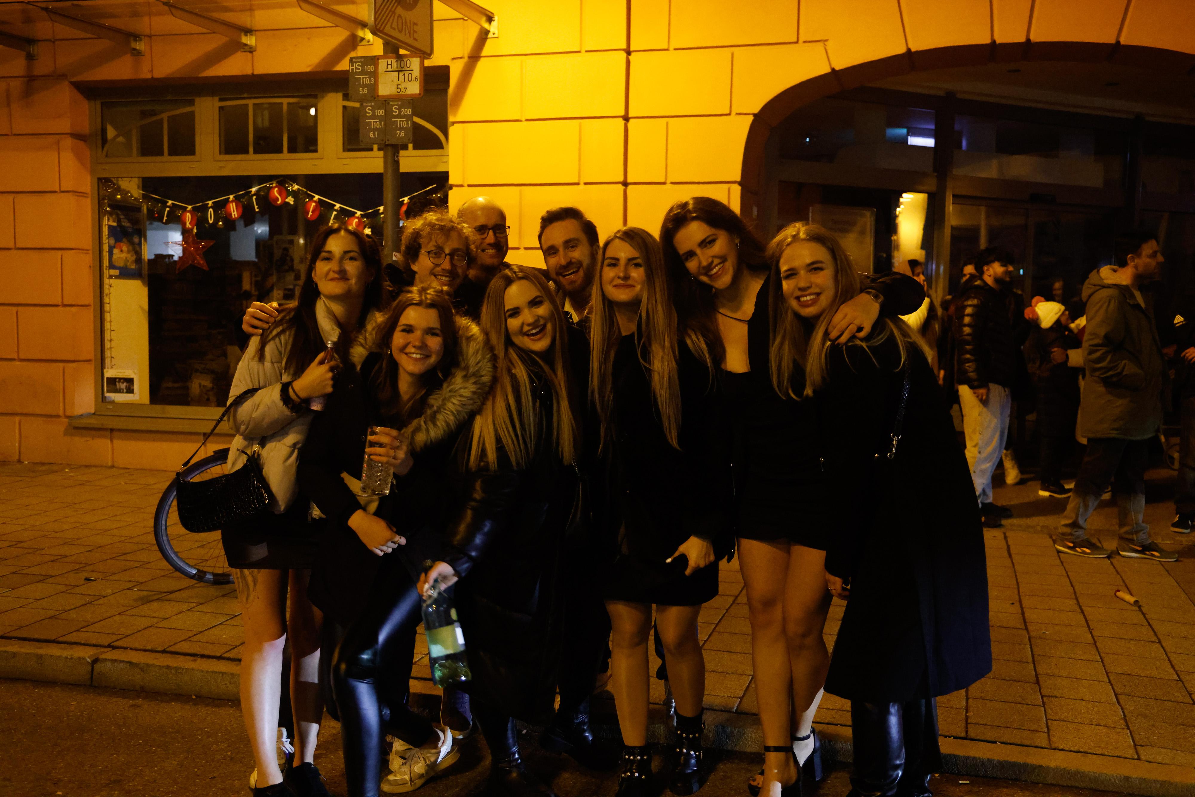  Ausgelassene Stimmung in Erlangen zum Jahreswechsel. Nach zwei Jahren coronabedingter Pause feierten vor allem viele junge Menschen bei fast frühlingshaften Temperaturen in der Innenstadt.