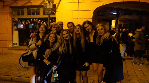 Ausgelassene Stimmung in Erlangen zum Jahreswechsel. Nach zwei Jahren coronabedingter Pause feierten vor allem viele junge Menschen bei fast frühlingshaften Temperaturen in der Innenstadt.