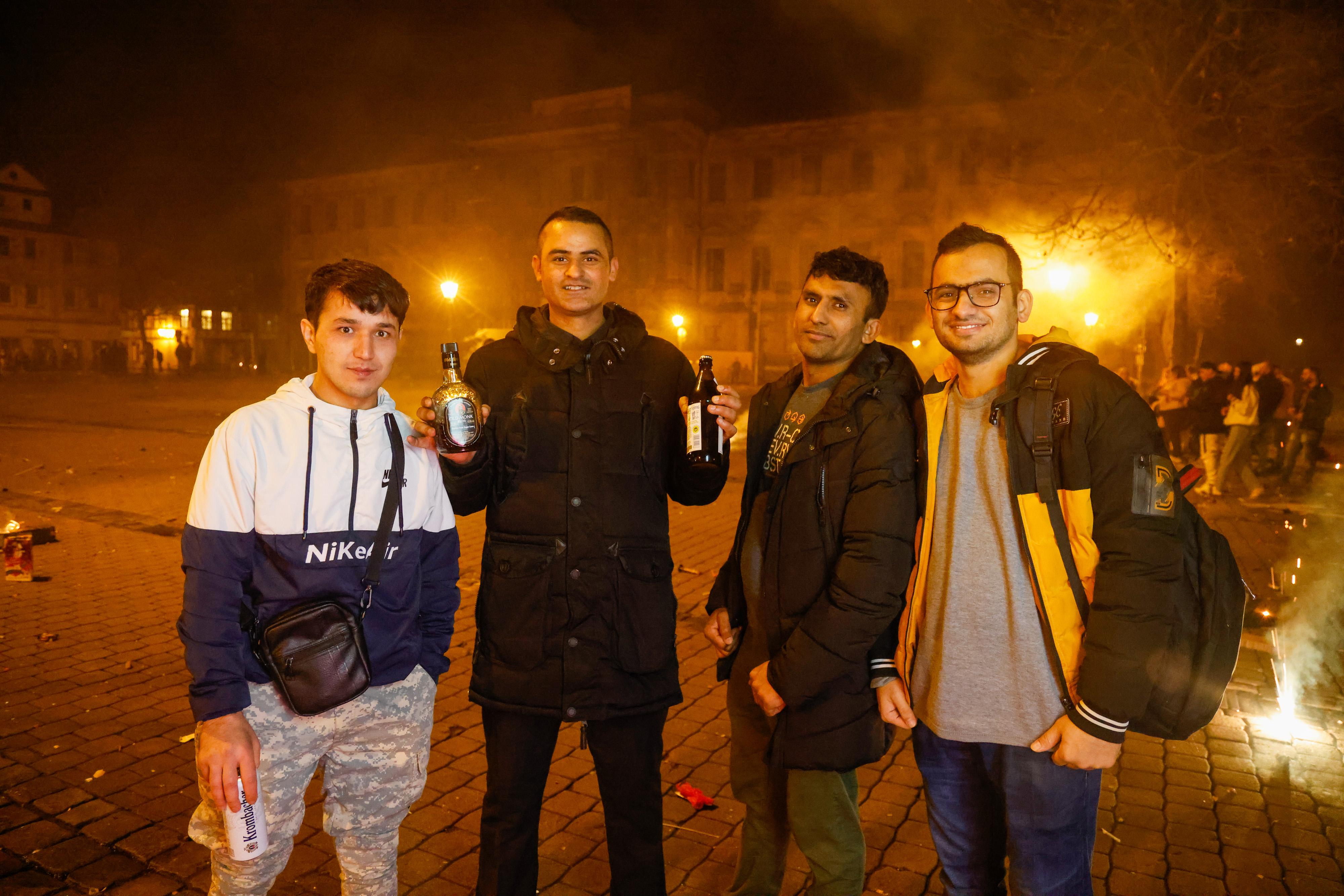 Akhil (2.v.l.) aus Pakistan freut sich mit seinen Freunden über die Partystimmung auf dem Schloßplatz in Erlangen