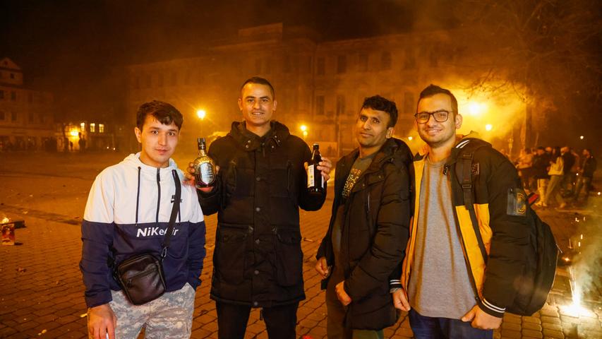 Akhil (2.v.l.) aus Pakistan freut sich mit seinen Freunden über die Partystimmung auf dem Schloßplatz in Erlangen
