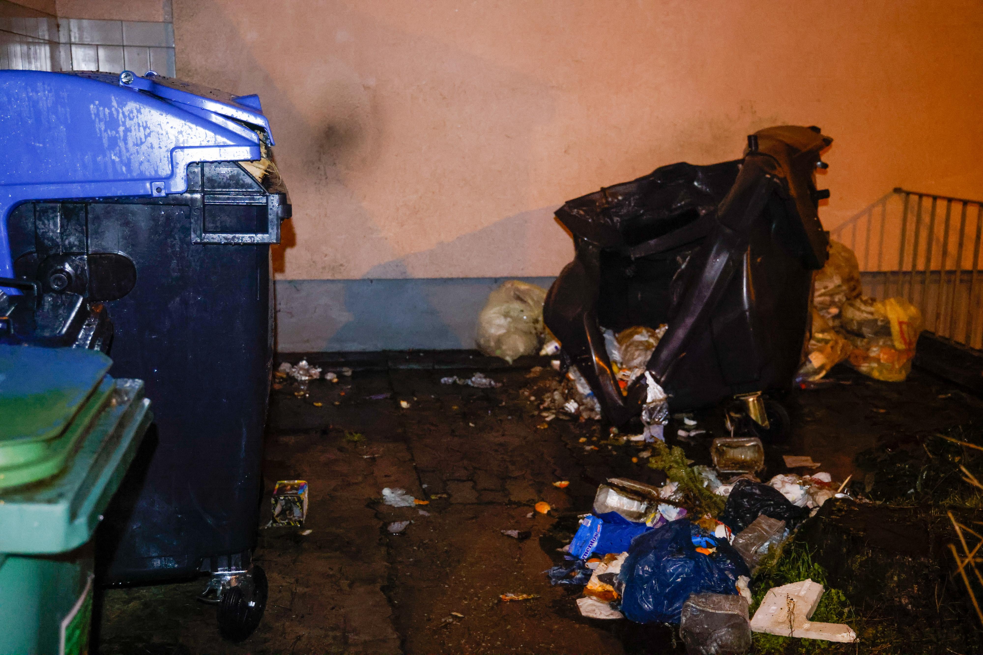 Einige Mülltonnen gerieten in der Neujahrsnacht in der Gleiwitzer Straße in Brand, sie wurden von der Erlanger Feuerwehr schnell gelöscht.