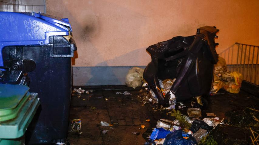 Einige Mülltonnen gerieten in der Neujahrsnacht in der Gleiwitzer Straße in Brand, sie wurden von der Erlanger Feuerwehr schnell gelöscht.