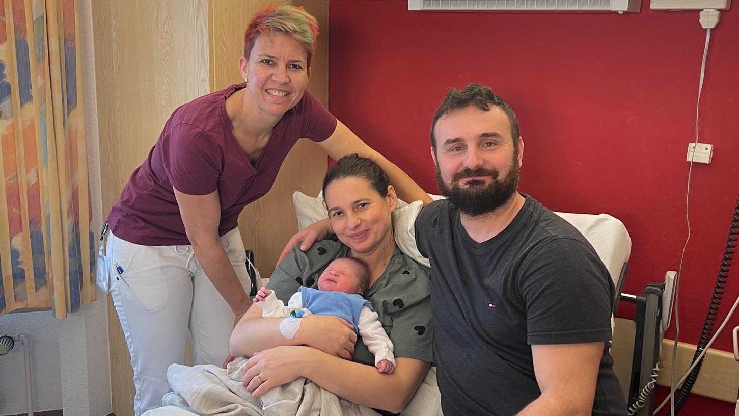 Hebamme Christine Metzger sowie die glücklichen Eltern Emes und Peter Körözsi mit dem neugeborenen Noel Bela.  