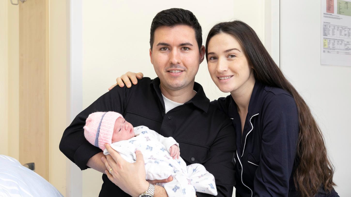 Das ist das Nürnberger Neujahrsbaby Luiza mit ihrer Mutter Rina Imeri und Vater Albion Imeri. Das Mädchen kam um 0.41 Uhr im Klinikum Nürnberg zur Welt. 