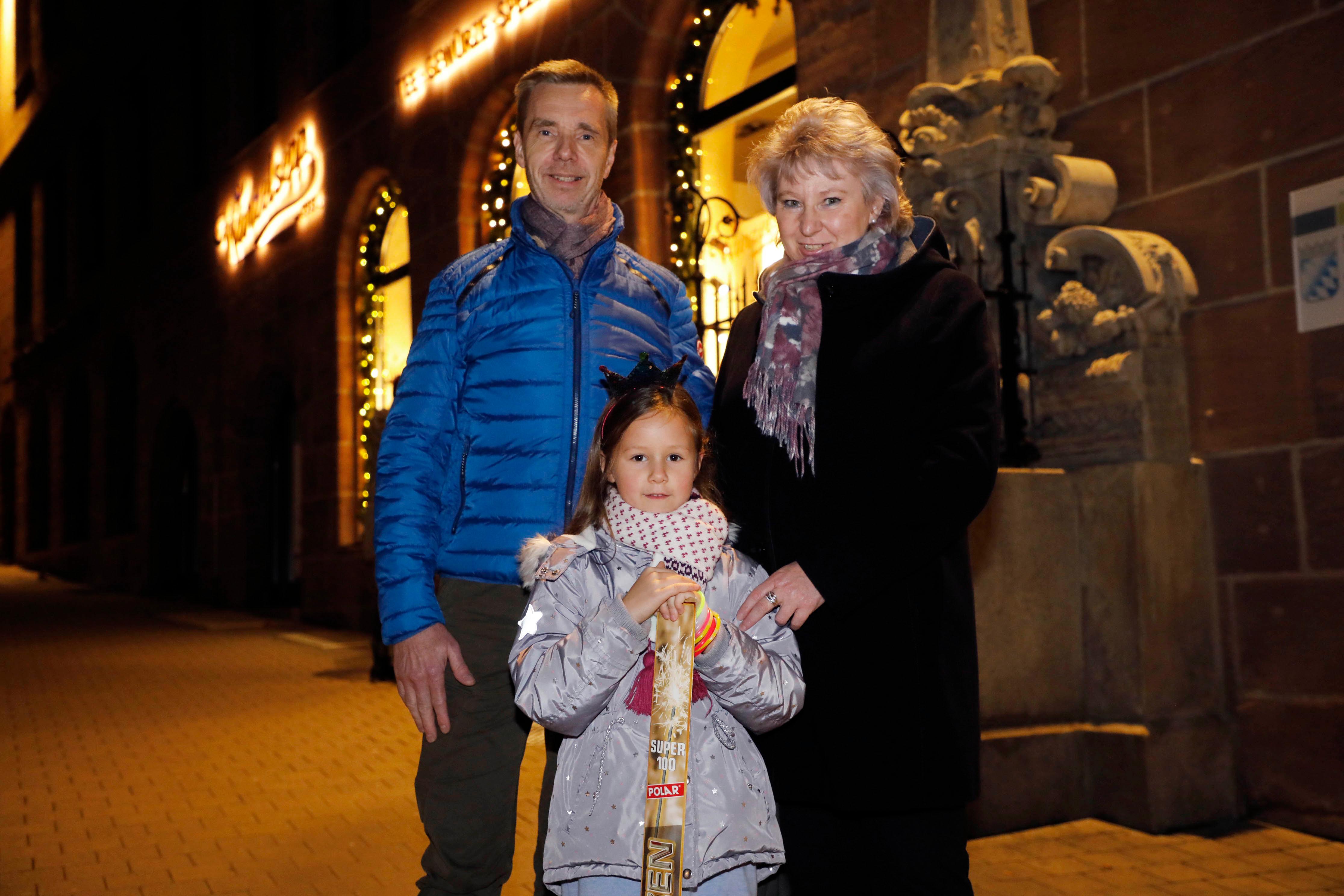 "Eine richtig gute Silvesterstadt": Die sechsjährige Sophie ist mit ihren Großeltern Henry und Karina Kipper aus Dresden über Silvester zu Besuch in Nürnberg.