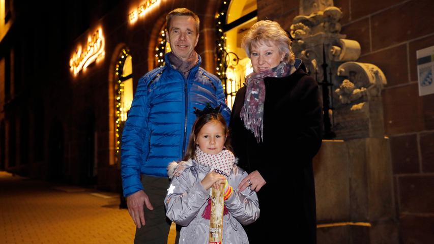 "Eine richtig gute Silvesterstadt": Die sechsjährige Sophie ist mit ihren Großeltern Henry und Karina Kipper aus Dresden über Silvester zu Besuch in Nürnberg.