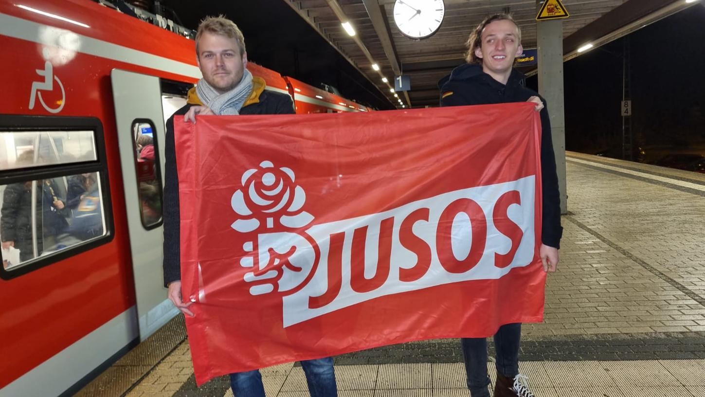 Die Juso-Chefs Fabian Schlosser und Eric Wagner zeigen nachts Flagge am Bahnsteig - so wie die S-Bahn, die am Wochenende und vor Feiertagen bis 3 Uhr fährt.  