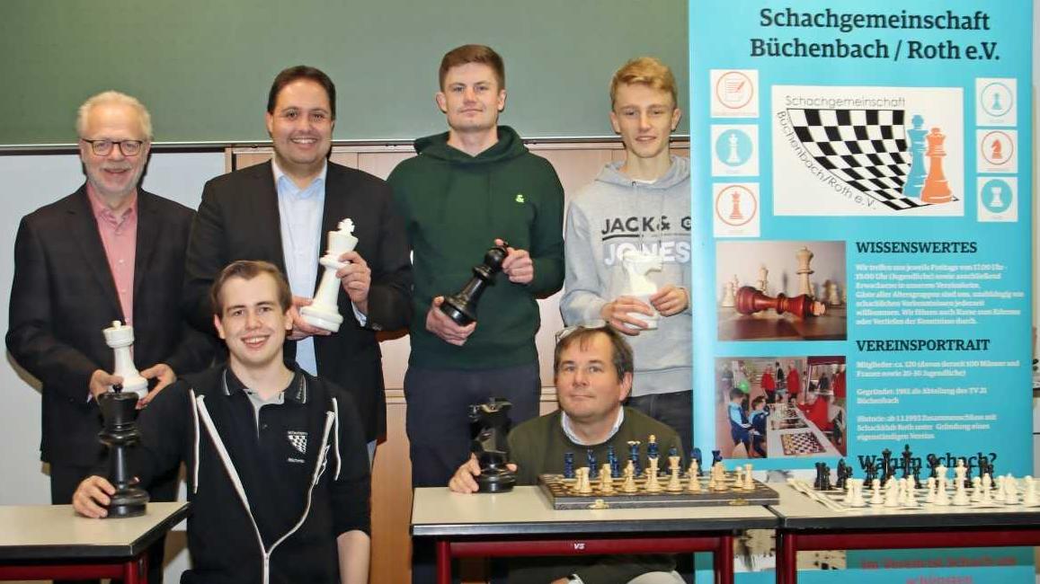 Chancenlos gegen den Internationalen Meister, aber der Spaß erhielt keinen Dämpfer: Die fünf Schüler, die am längsten gegen Jonas Hacker durchhielten, erhielten Preise.