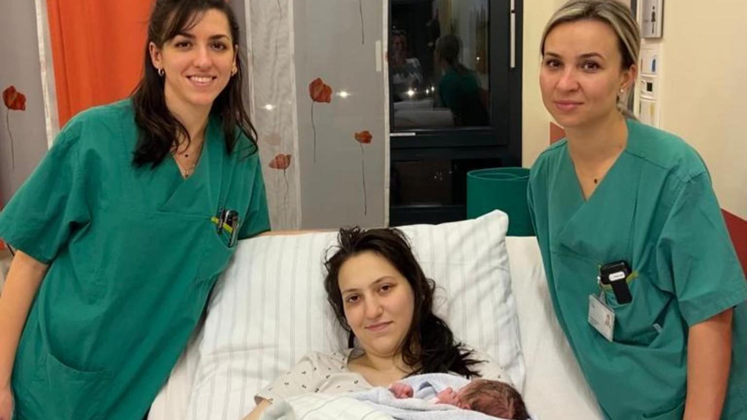 Hebamme Caterina Bini (links) und die Ärztin Moraru freuen sich mit Clarissa Baumann über die Geburt der kleinen Emilia.