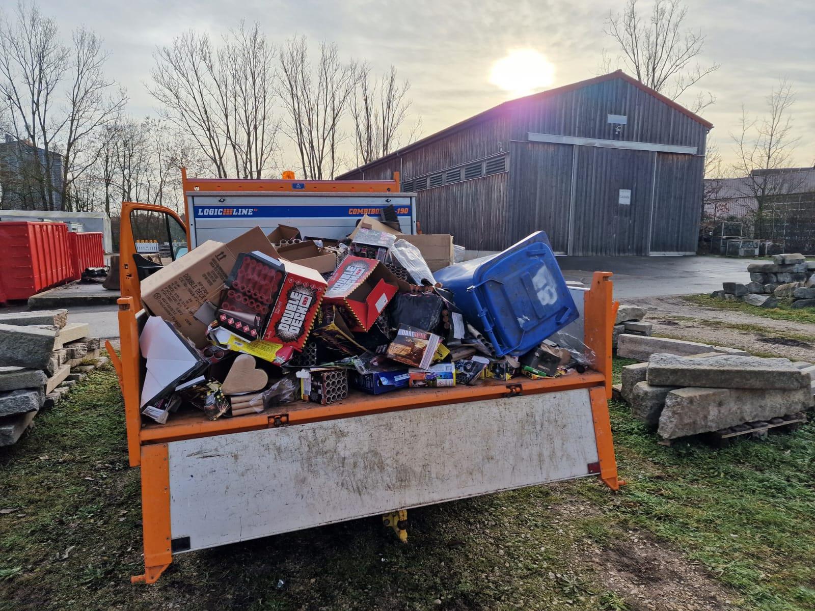 Feuerwerksmüll in rauen Mengen: 30 Kubikmeter Silvesterabfall wurden am Sonntag von den Straßen aufgesammelt...  