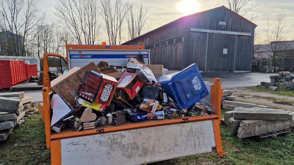 Feuerwerksmüll in rauen Mengen: 30 Kubikmeter Silvesterabfall wurden am Sonntag von den Straßen aufgesammelt...