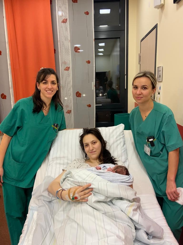 Hebamme Caterina Bini (links) und die Ärztin Moraru freuen sich mit Clarissa Baumann über die Geburt der kleinen Emilia. Sie war im Fürther Klinikum am schnellsten in der Neujahrsnacht.