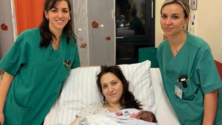 Hebamme Caterina Bini (links) und die Ärztin Moraru freuen sich mit Clarissa Baumann über die Geburt der kleinen Emilia. Sie war im Fürther Klinikum am schnellsten in der Neujahrsnacht.