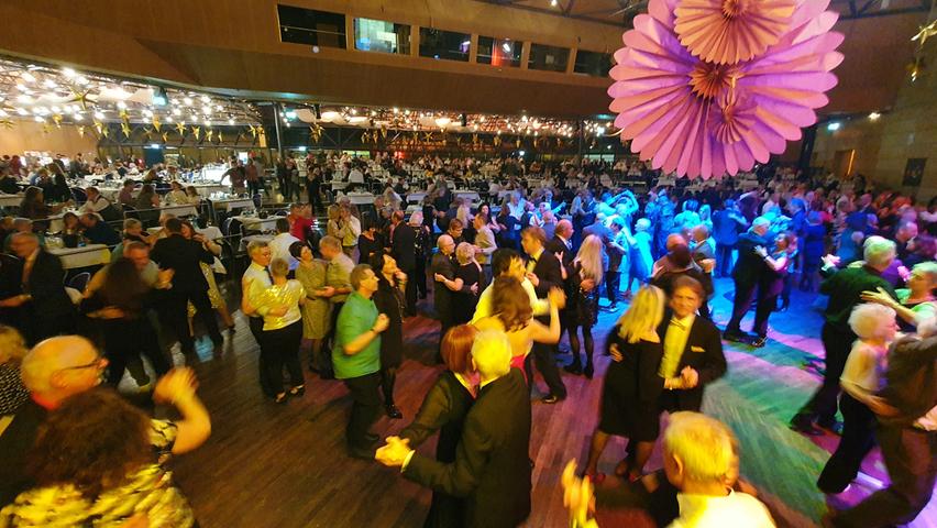 Mit Schwung ins neue Jahr: Nach Mitternacht war die Tanzfläche beim traditionellen Silvesterball der Fürther Stadthalle bestens frequentiert. 1200 bestuhlte Plätze gab es – und die waren ausverkauft.  