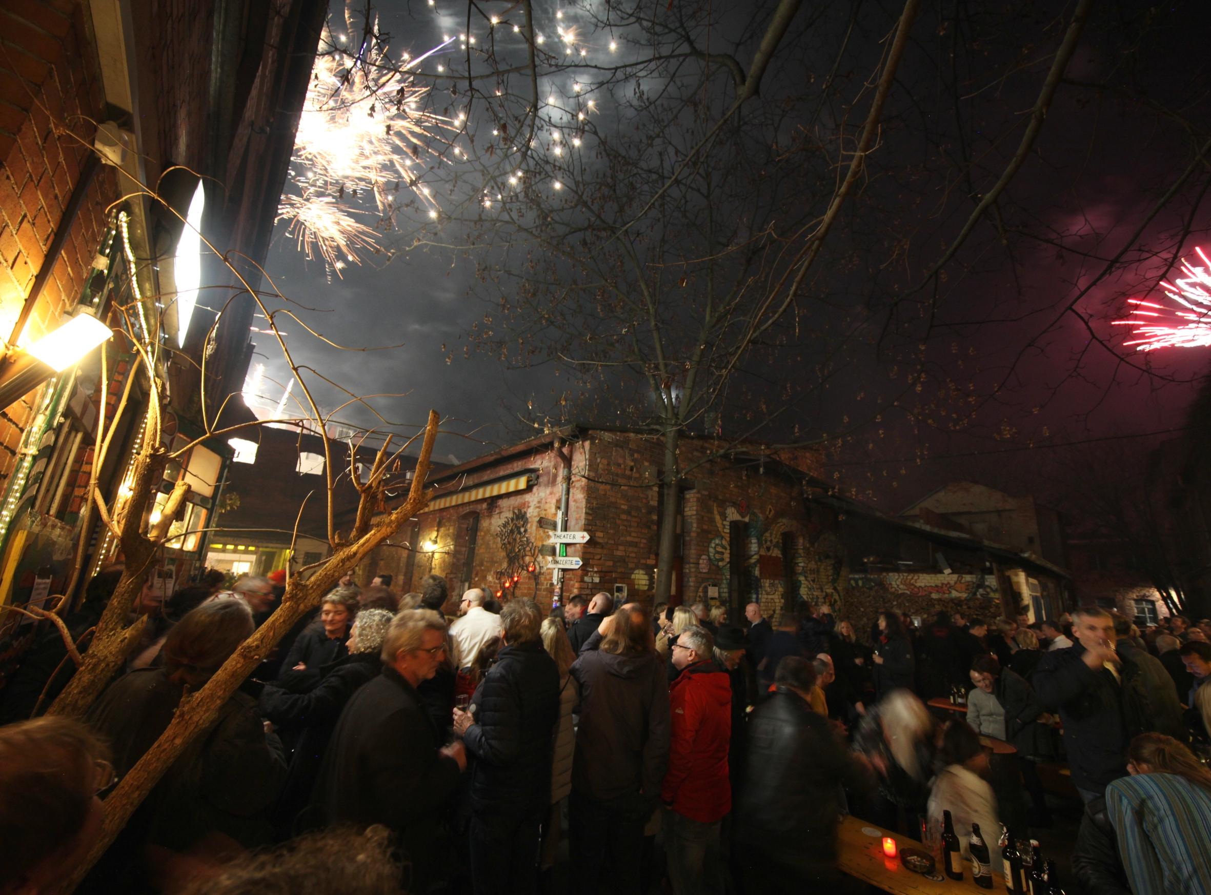 Um Mitternacht versammelten sich auch im Hof der Kofferfabrik die Gäste, um aufs Neue Jahr anzustoßen und einen Blick auf das Feuerwerk zu werfen.