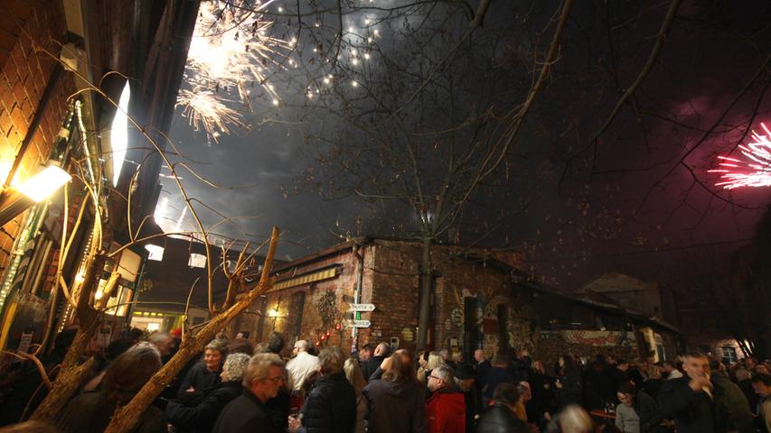 Um Mitternacht versammelten sich auch im Hof der Kofferfabrik die Gäste, um aufs Neue Jahr anzustoßen und einen Blick auf das Feuerwerk zu werfen.