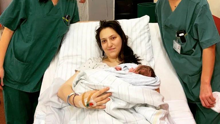 Im Klinikum Fürth heißt das Neujahrsbaby dieses Jahres Emilia. In der Silvesternacht freut sich Mama Clarissa gemeinsam mit den Hebammen über den Nachwuchs. 
