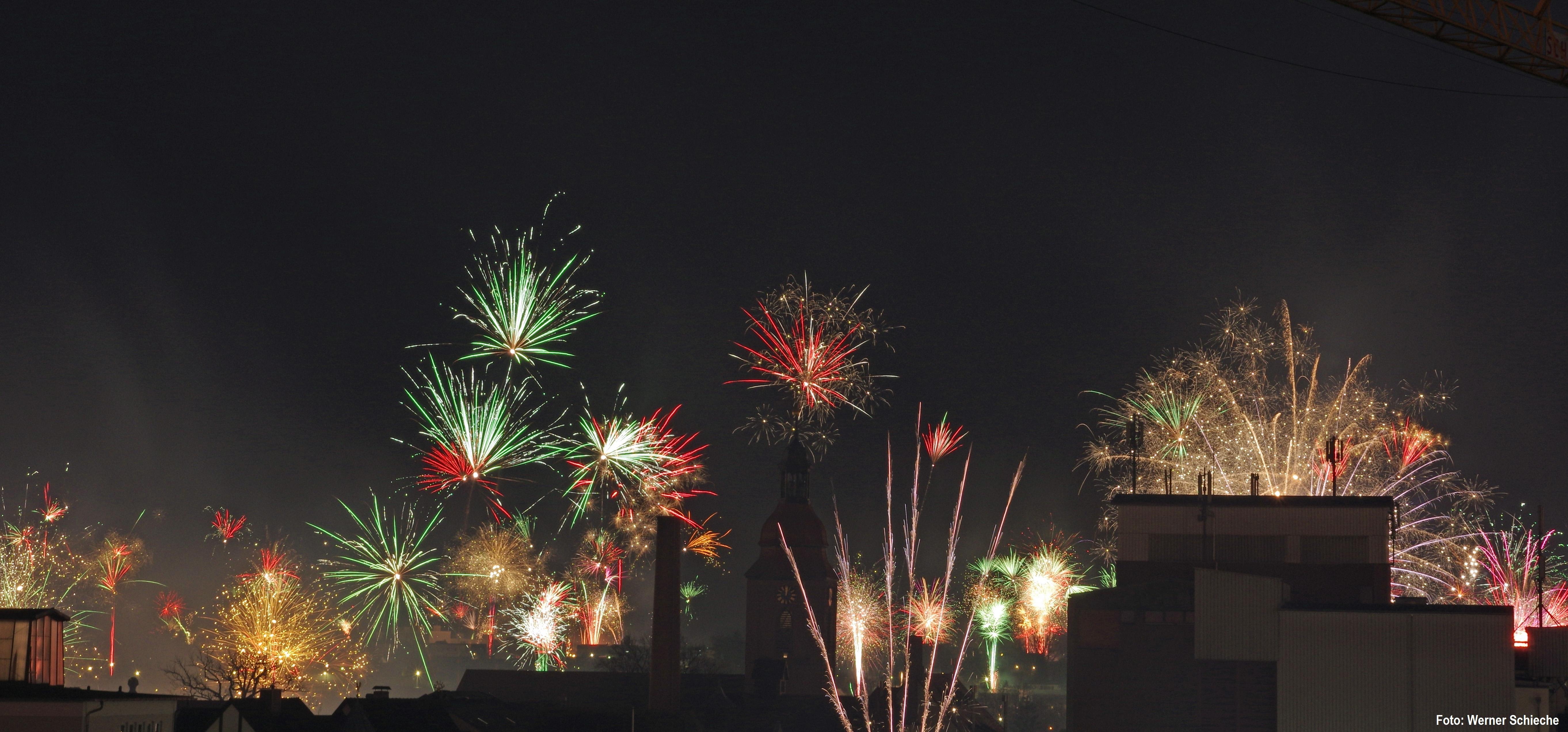 Auch in Zirndorf schauten viele gebannt in den Himmel - hier der Blick auf die Altstadt mit dem Turm der St. Rochus-Kirche.