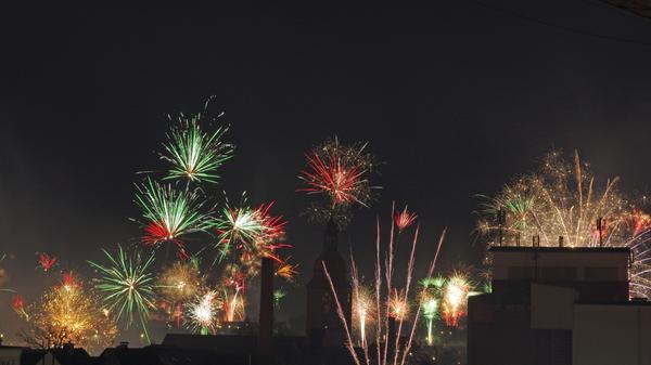 Auch in Zirndorf schauten viele gebannt in den Himmel - hier der Blick auf die Altstadt mit dem Turm der St. Rochus-Kirche.