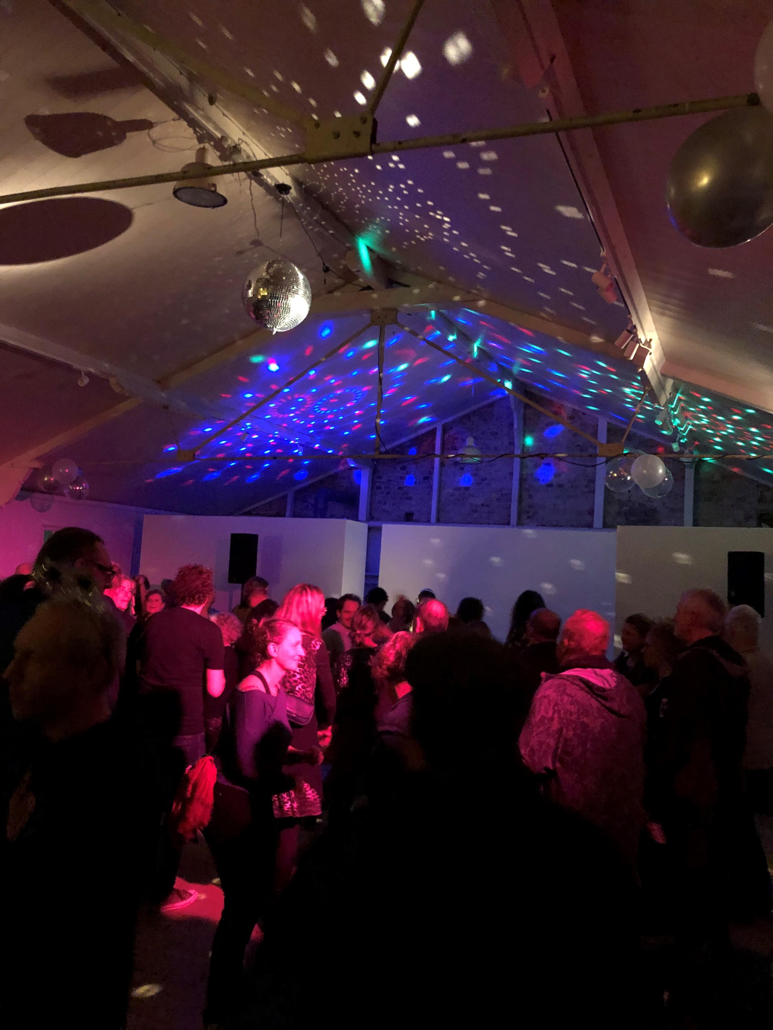 Bis 5 Uhr konnte im Kulturort Badstraße gefeiert werden. "Die Leute waren ausgehungert", sagt Isil Geyer vom Kulturort. Punkt 23 Uhr stand schon eine Schlange vor der Tür.