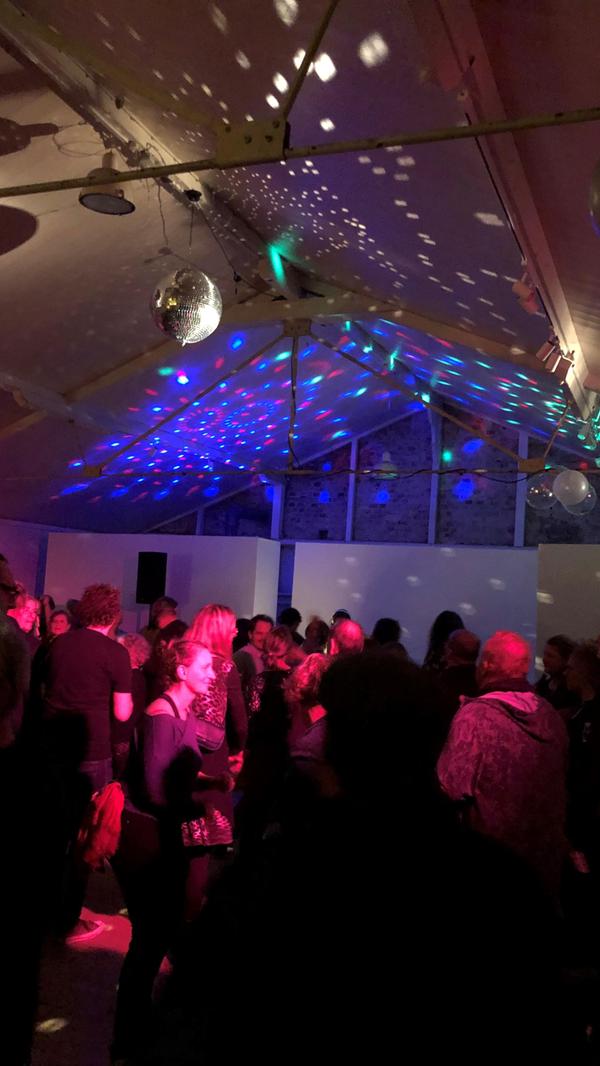 Bis 5 Uhr konnte im Kulturort Badstraße gefeiert werden. "Die Leute waren ausgehungert", sagt Isil Geyer vom Kulturort. Punkt 23 Uhr stand schon eine Schlange vor der Tür.