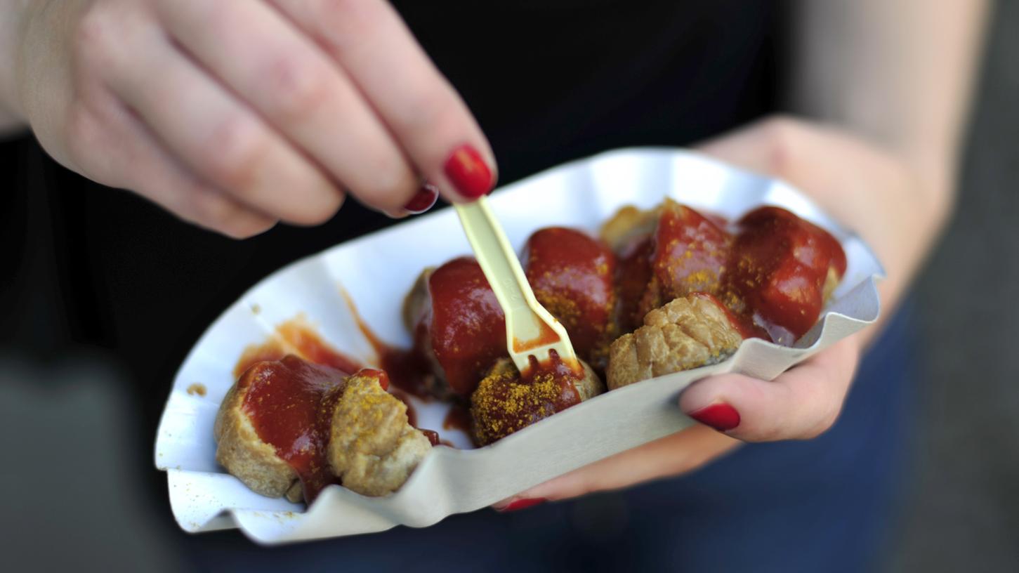 Die neue Currywurstbar am Hauptmarkt bietet von Protein-Würsten bis veganen Würsten mit Pommes viele Variationen an.