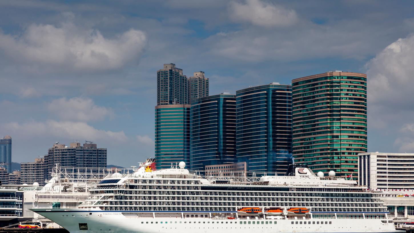 Darf aktuell in keinem Hafen angelegt werden: Das Kreuzfahrtschiff "Viking Orion". Darf aktuell in keinem Hafen angelegt werden: Das Kreuzfahrtschiff "Viking Orion".