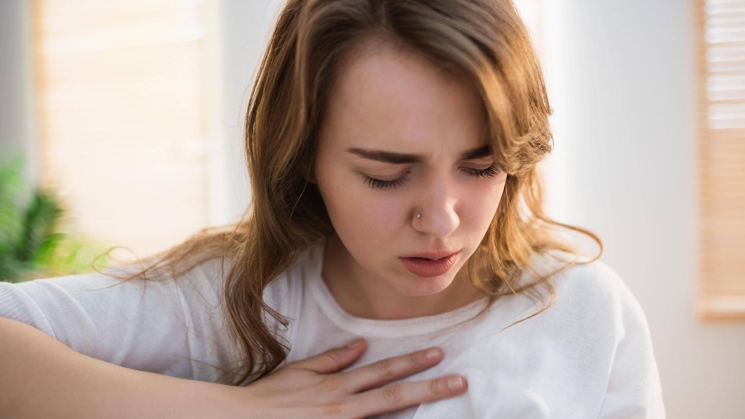 In unserem Beitrag erfahren Sie, was das Broken-Heart-Syndrom ist und was seine Auslöser sind.