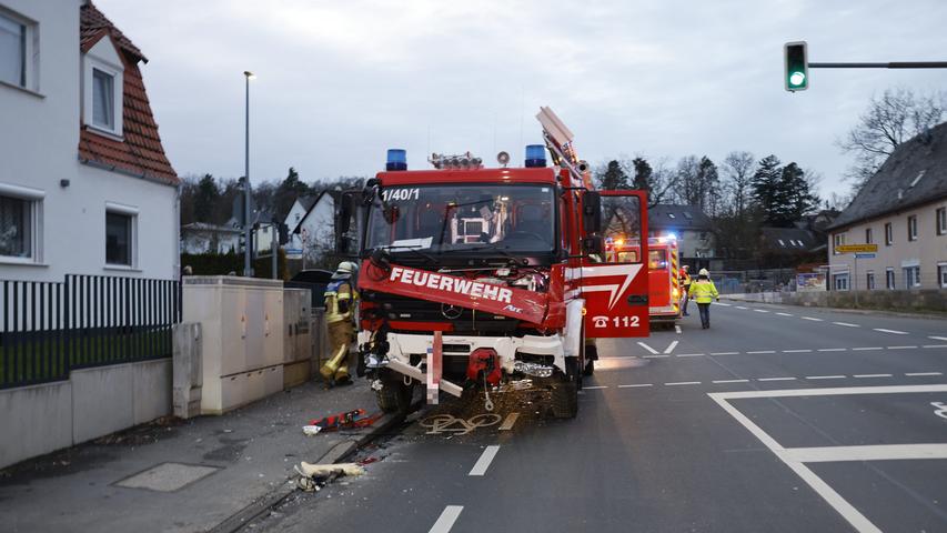 Ein Feuerwehrauto befand sich am Montagnachmittag auf dem Weg zum Einsatzort, als es selbst in einen Unfall verwickelt wurde. 