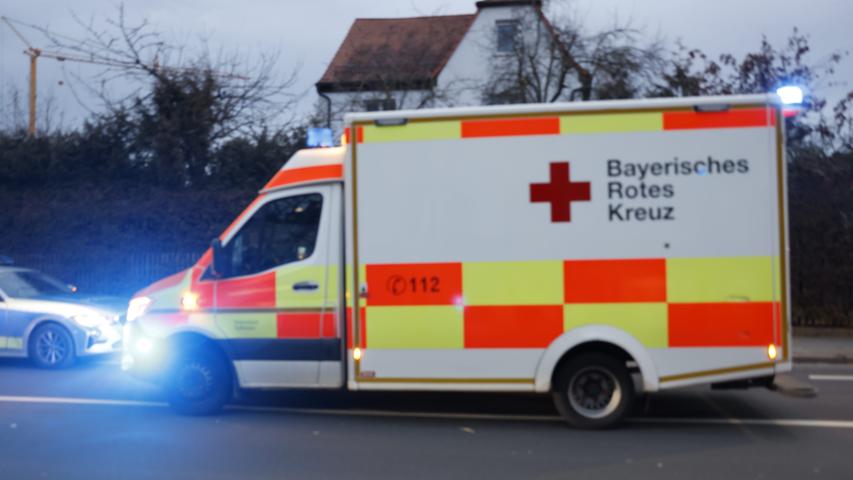 Gegen 15.50 Uhr kollidierte das Feuerwehrauto im Schwabacher Ortsteil im Kreuzungsbereich mit einem Pkw.
