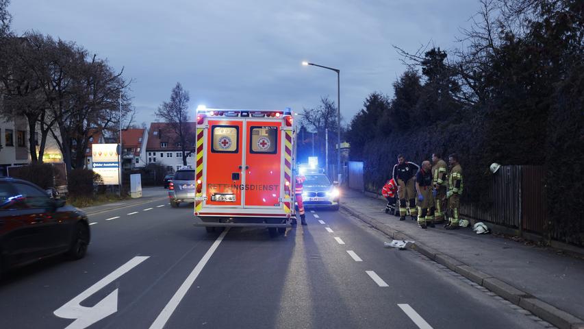 Insgesamt trugen sieben Menschen leichte oder mittelschwere Verletzungen davon. Die Feuerwehrleute und drei Insassen des Pkw wurden nach Angaben von Einsatzleiter Bernd Schneider in ein nahegelegenes Krankenhaus gebracht. 