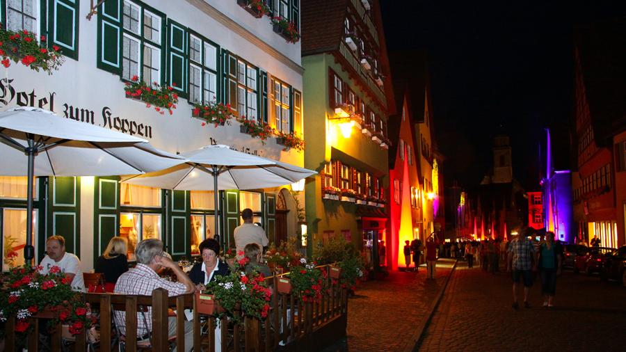 Zum neunten Mal wird die Innenstadt von Dinkelsbühl in die gute Laune Farbe Orange getaucht. Durch spektakuläre Auftritte zeigt sich die Stadt von ihrer besten Seite. Zum neunten Mal wird die Innenstadt von Dinkelsbühl in die gute Laune Farbe Orange getaucht. Durch spektakuläre Auftritte zeigt sich die Stadt von ihrer besten Seite.