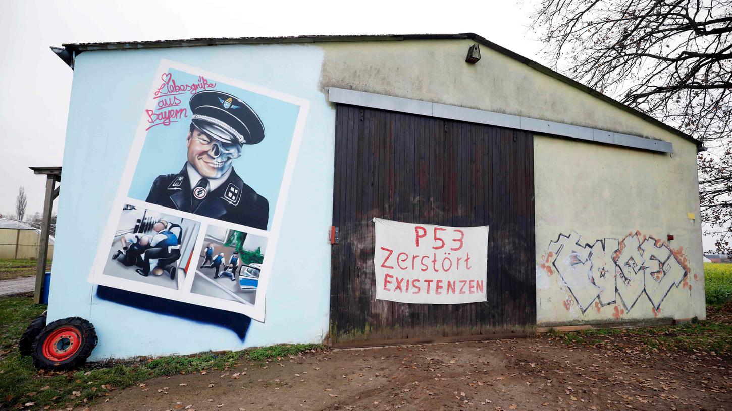 Kannst ja schnell einfügen: An einer Scheune in Nürnberg-Katzwang prangt ein Wandbild: Es zeigt Ministerpräsident Markus Söder als SS-Mann -  aus Sicht des Gerichts eine Straftat.