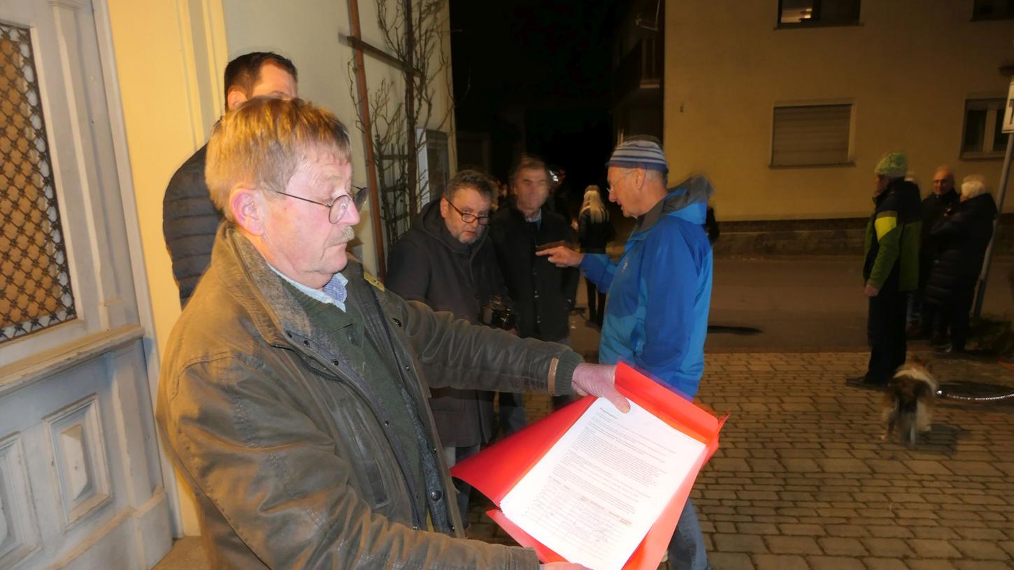 Die hier von Raimund Dörfler hochgehaltenen fast 400 Unterschriften, die sich für die Einleitung eines Bürgerbegehrens aussprachen, falls der Gemeinderat sich für den Kauf des Anwesens entscheidet, haben ihren Zweck offenbar erfüllt. 