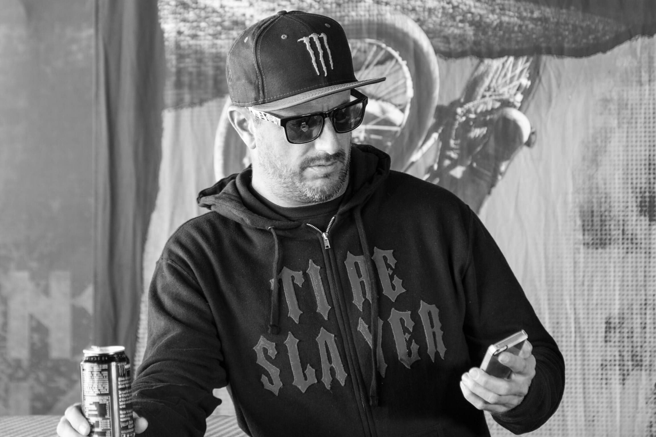 Der weltbekannte Rallyefahrer und Motorsport-Influencer Ken Block verstarb nach einem Unfall mit einem Schneemobil. Berühmt wurde er unter anderem mit Drift-Videos auf YouTube. Er wurde 55 Jahre alt.