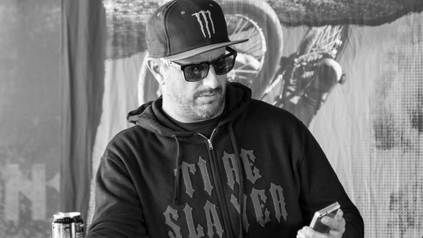 Der weltbekannte Rallyefahrer und Motorsport-Influencer Ken Block verstarb nach einem Unfall mit einem Schneemobil. Berühmt wurde er unter anderem mit Drift-Videos auf YouTube. Er wurde 55 Jahre alt.