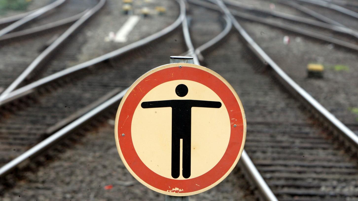 Stehen schon bald die Züge still? Die Eisenbahn- und Verkehrsgewerkschaft will Warnstreiks nicht ausschließen, sollte auf ihre Lohnforderungen nicht eingegangen werden. Stehen schon bald die Züge still? Die Eisenbahn- und Verkehrsgewerkschaft will Warnstreiks nicht ausschließen, sollte auf ihre Lohnforderungen nicht eingegangen werden.
