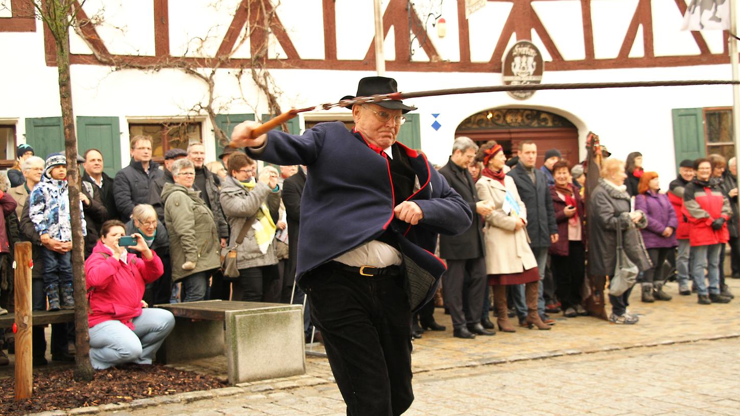 Er feiert heuer Jubiläum: Zum 30. Mal schwingt Hermann Schmitt am Freitag die Peitsche. Unterstützung bekommt er diesmal von den „Urzeln“ aus Nürnberg - und von einem Überraschungsgast. Er feiert heuer Jubiläum: Zum 30. Mal schwingt Hermann Schmitt am Freitag die Peitsche. Unterstützung bekommt er diesmal von den „Urzeln“ aus Nürnberg - und von einem Überraschungsgast.
