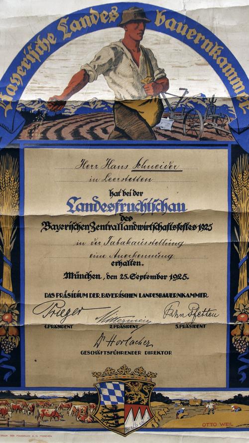Eine Anerkennungsurkunde für besondere Leistungen im Tabakanbau von der "Landesfruchtschau" beim bayerischen "Zentrallandwirtschaftsfest" 1925 für Hans Schneider aus Leerstetten.