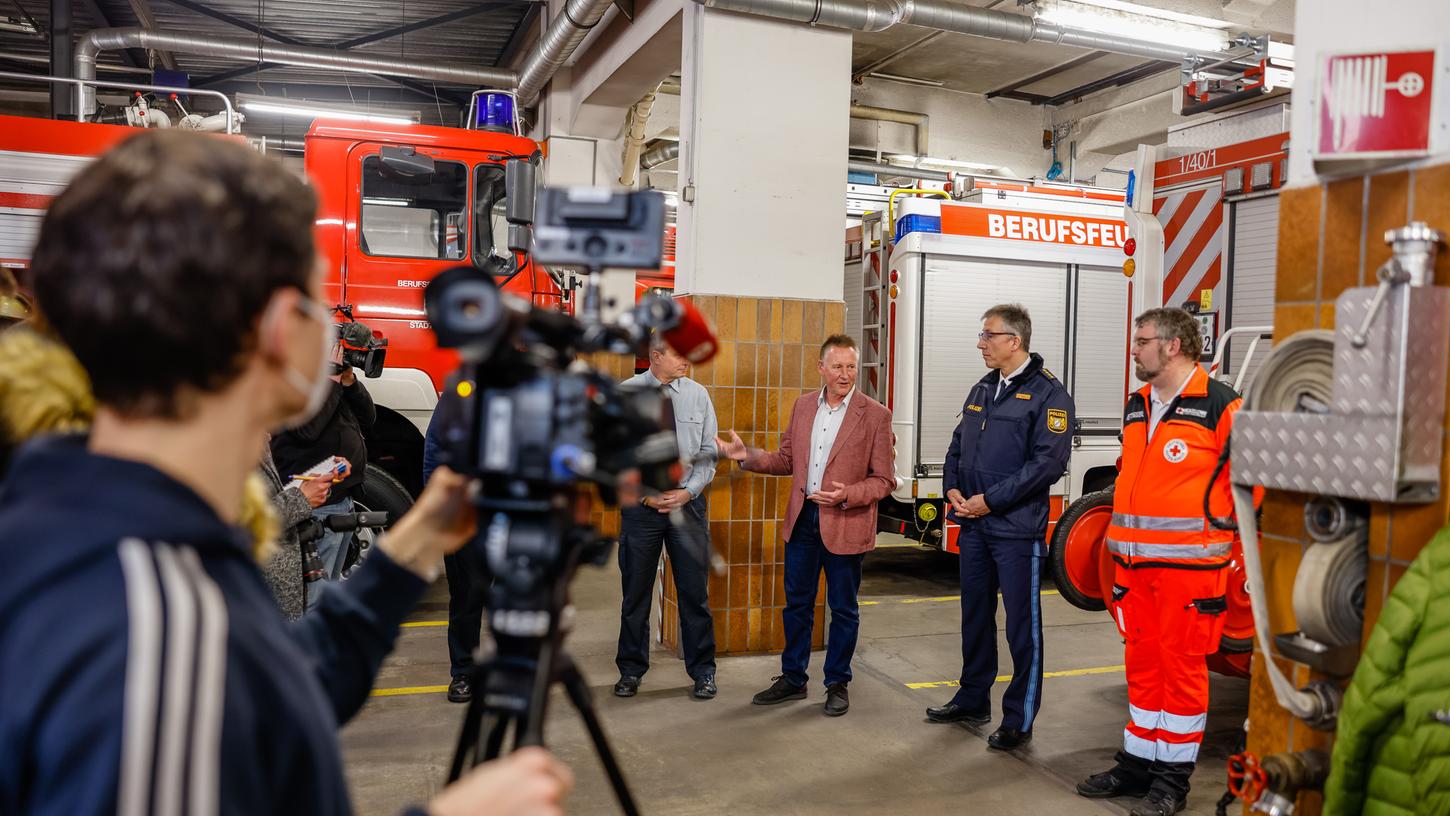 Pressetermin in der Feuerwache am Helmplatz: Oberbürgermeister Thomas Jung wollte wissen, wie viel Aggressionen Feuerwehr, Polizei und BRK in Fürth im Alltag erleben.