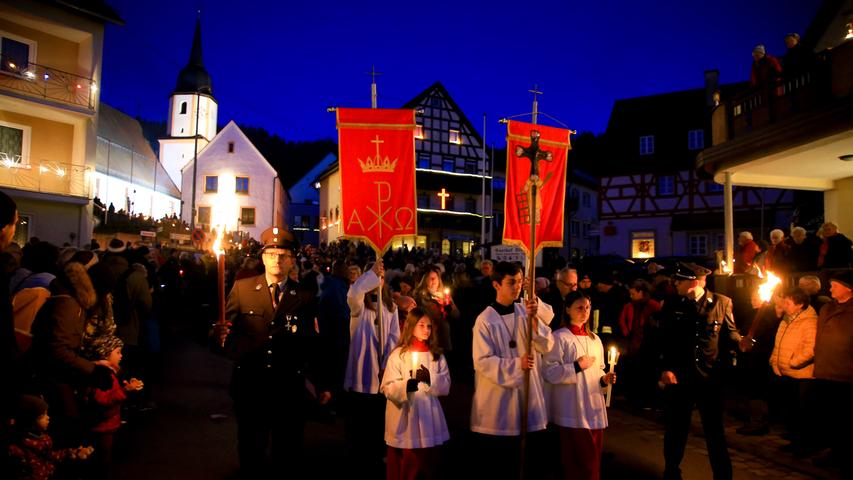 6000 Wachskerzen versetzen tausende Besucher in der Fränkischen Schweiz ins Staunen