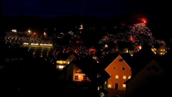 6000 Wachskerzen versetzen tausende Besucher in der Fränkischen Schweiz ins Staunen